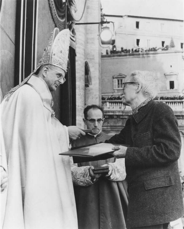  Pope Paul VI, wearing papal miter and handing a plaque to Jacques Maritain.